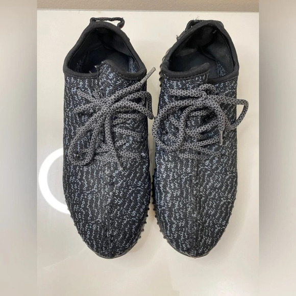 ✨Host Pick✨ Yeezy Boost 350 Pirate Black //  Sz 8 - Picture 3 of 9